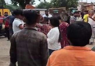Jhansi छात्राओं ने चप्पलों से कुटाई पिटाई कर मनचले का आशिक़ी का भूत उतारा