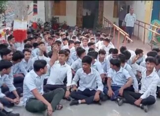 #Jhansi पुलिस पर लाठीचार्ज के विरोध में #नवोदय विद्यालय के छात्रों द्वारा भूख हड़ताल