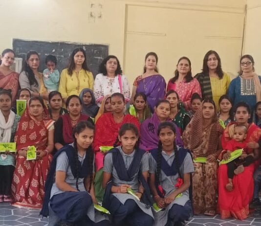 #Jhansi पर्सनल हाइजीन पर किया जागरूक, सेनेटरी पैड वितरण