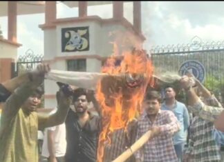 एबीवीपी ने BU में छात्रों से वसूली के विरोध में फूंका पुतला