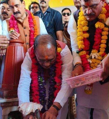 #MP चुनाव में जीत के लिए पीताम्बरा माई की शरण में मुख्यमंत्री, गृहमंत्री, प्रदेशाध्यक्ष