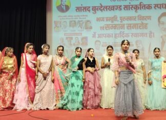 #Jhansi #बुन्देली कलाकारों को मिला मंच, हुए सम्मानित