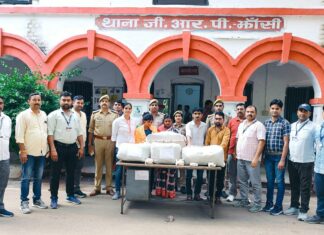 Jhansi स्टेशन पर 4 अन्तर्राजीय तस्कर 35.305 किग्रा गांजा की खेप सहित पकड़े