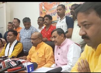 पत्रकारों के सवालों ने भाजपा नेता को किया असहज