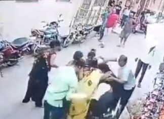 Jhansi बरुआसागर थाना के सामने महिलाओं में द्वंद