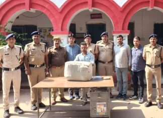 #Jhansi स्टेशन पर अंतर्राज्यीय तस्कर 17.281 किग्रा. गांजा की खेप सहित हत्थे चढ़ा