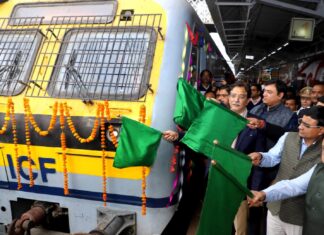 #Jhansi विस्तारित खजुराहो-टीकमगढ़ विशेष मेमू ट्रेन को झांसी स्टेशन से हरी झंडी