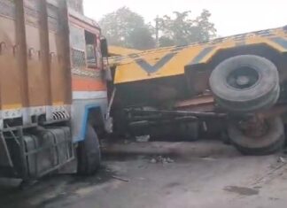 झांसी -ललितपुर हाईवे पर कोहरे से तीन ट्रक भिड़े, कई घायल