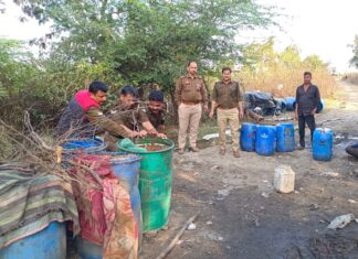 आबकारी व पुलिस टीम द्वारा अवैध शराब की धरपकड़ हेतु ताबड़तोड़ छापे