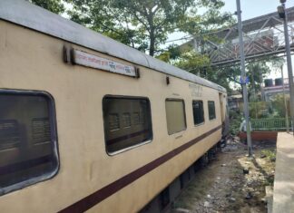 #झांसी स्टेशन पर इंटरसिटी का एसी कोच पटरी से उतरा