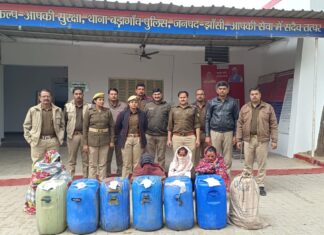 #Jhansi कबूतरा डेरा टाकोरी में दबिश, 350 लीटर कच्ची शराब सहित 4 बंदी