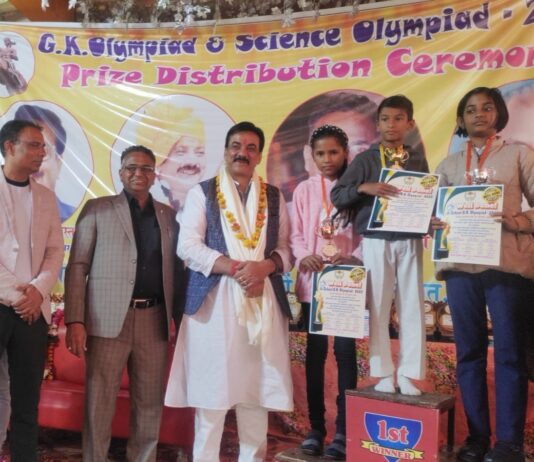#, Jhansi जीके ओलंपियाड में 110 विद्यालयों के उत्कृष्ट छात्र छात्राओं को डाॅ० संदीप ने किया सम्मानित