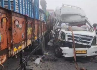 झांसी हाईवे पर कोहरे कि कहर, ट्रक से टकराईं मिनी बस, दो की मौत
