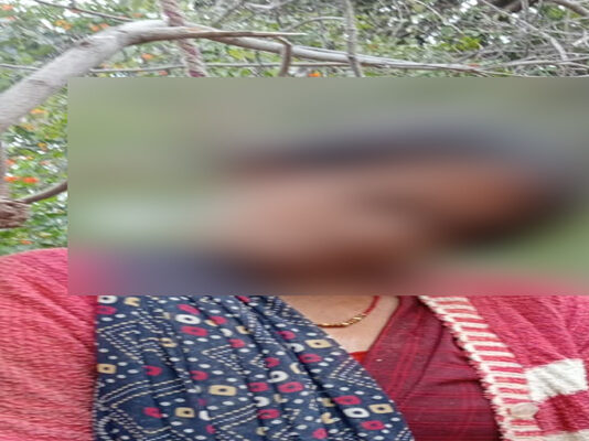 #झांसी नहर किनारे पेड़ पर फंदे पर झूल रहा था महिला का शव पहेली बना