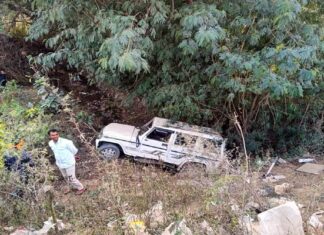 #झांसी: बुलेरो सड़क से खाई में गिरी, चालक घायल