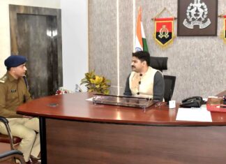 डीआईजी व आरपीएफ सीनियर कमांडेंट की यात्रियों की सुरक्षा पर चर्चा