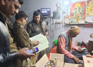 #Jhansi आबकारी व पुलिस की कई अड्डों पर दबिश