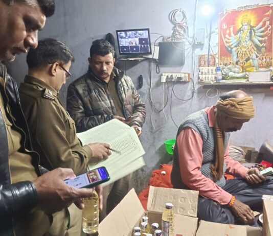 #Jhansi आबकारी व पुलिस की कई अड्डों पर दबिश