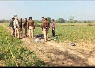 #Jhansi खेत में युवक का शव मिला, हत्या की आशंका