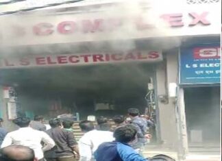 इलेक्ट्रॉनिक उपकरण की दुकान में आग लगी