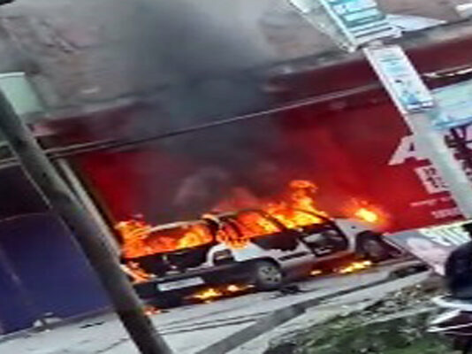 Jhansi सिरफिरे ने किया हंगामा, कार में लगाई आग