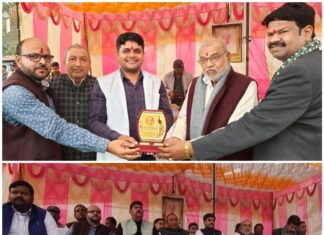 #Jhansi ग्राम प्रधान बीडीसी व समाजसेवियों को किया सम्मानित