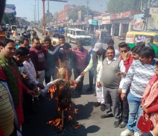 प्रधानमंत्री मंत्री की जाति पर टिप्पणी के विरोध में साहू समाज ने राहुल का पुतला फूंका