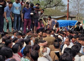 ओलावृष्टि से फसलों की क्षति पर मुआवजे के लिए किसानों का प्रदर्शन