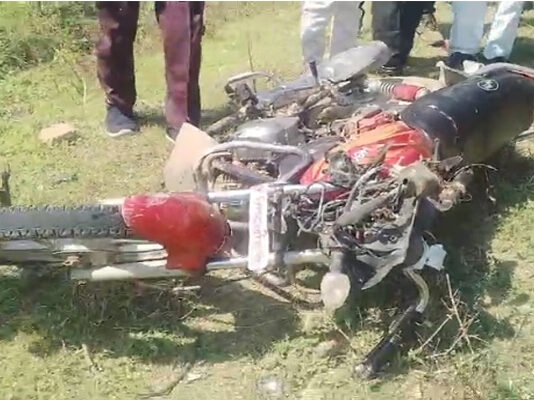 झांसी-खजुराहो हाईवे पर कार की टक्कर से पति-पत्नी की मौत, बेटी घायल, मां की गोद में बेटा बाल-बाल बचा