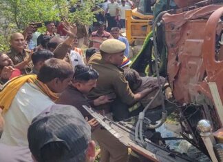 #Jhansi शिमला मिर्च से लदा ट्रक हाईवे से खाई में पलटा