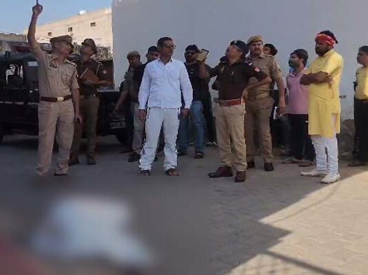 गृह क्लेश पर इकलौती बेटी को छोड़ मां ने छत से छलांग लगाई, मौत