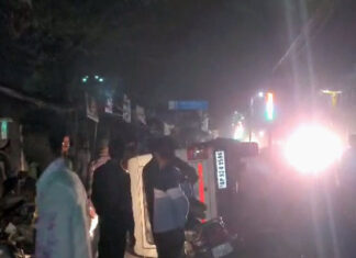 #Jhansi बुलेरो डिवाइडर से टकराई, सवारियां घायल