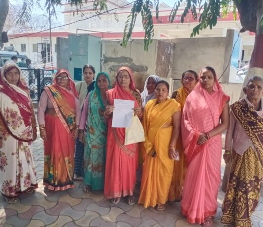 #Jhansi पीएम आवास योजना का नही मिला लाभ, समूह की दर्जनों महिलाएं पहुंची कलेक्ट्रेट