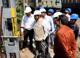 #Jhansi मण्डल रेल प्रबंधक द्वारा डीजल लोको शेड का निरीक्षण