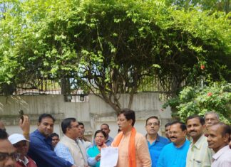 प्रदेश में लगातार प्रथम स्थान हासिल कर ख्याति अर्जित करने वाले वरिष्ठ नेत्र सर्जन डॉ प्रभात चौरसिया के स्थानान्तरण को रोकने की मांग