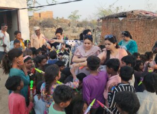 #Jhansi संघर्ष महिला संगठन द्वारा आदिवासी बस्ती में बांटी गयी खुशियां