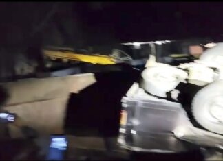 #Jhansi हाईवे पर चालक विहीन तेजाब से भरा टैंकर पलटा, दो गाड़ियां दबने से क्षतिग्रस्त