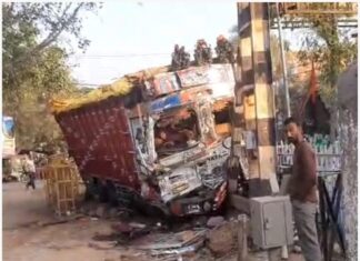 रेल क्रासिंग हाईट गेज से टकराया आलू से भरा ट्रक, चालक की मौत