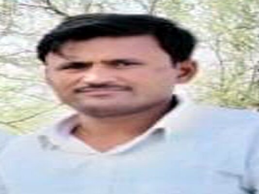 #Jhansi खेत में किसान बबूल के पेड़ पर फंदे पर झूला