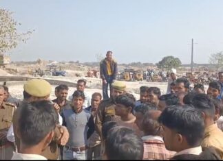#Jhansi ऋषभ क्रेशर पर मजदूर की पट्टे में फंसने से दर्दनाक मौत, हंगामा