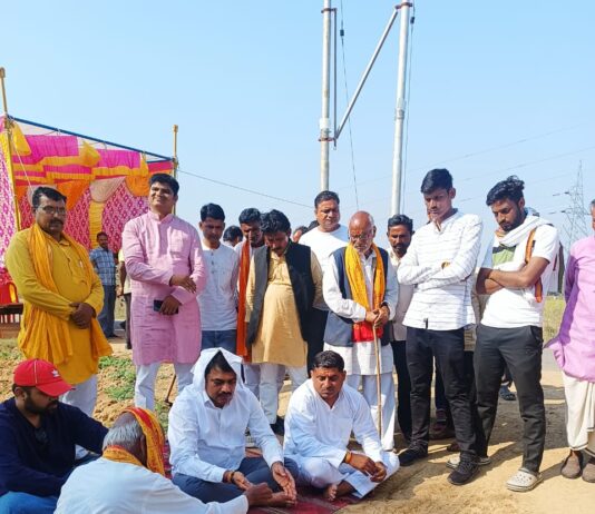 #Jhansi तिलेथा में सड़क निर्माण कार्य का विधायक राजीव ने किया भूमि पूजन