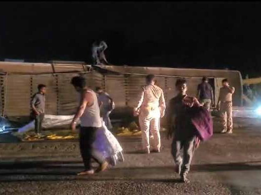 #Jhansi #डबल डेकर बस पलटी, सवारियां घायल