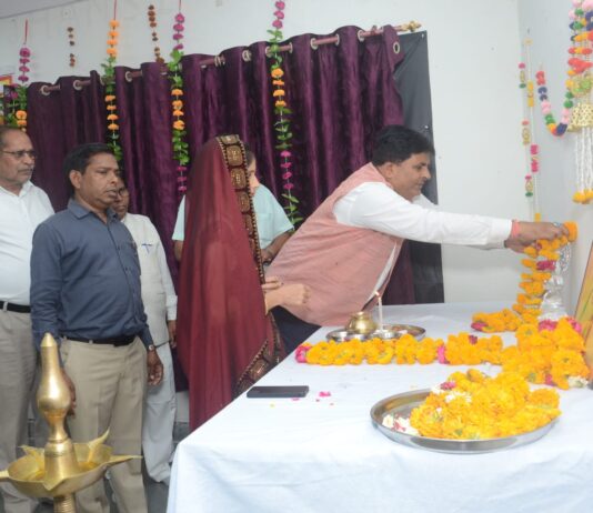 Jhansi ग्रामीणों को शिविर में दी कानूनी जानकारी