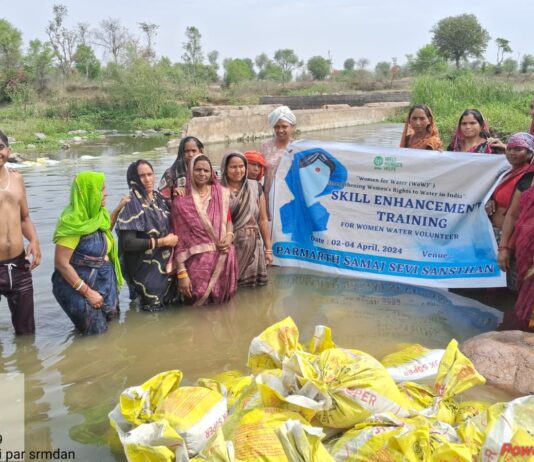 Jhansi जल सहेलियों की अनोखी पहल : टूटे चेकडैम को बोरी की मदद से बाँध दिया