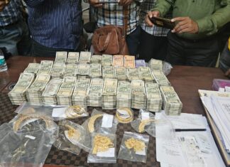 Jhansi एक करोड़ की नगदी व सोने के आभूषण पकड़े