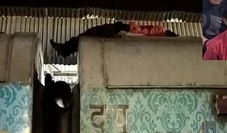 एक्सप्रेस ट्रेन की छत पर लेट किया दिल्ली से सफ़र !