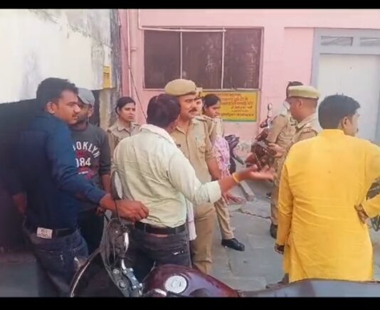 #Jhansi मरीज की मौत पर परिजनों ने किया अस्पताल में हंगामा