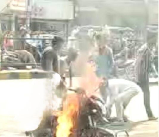 #Jhansi खड़ी बाइक में लगी आग, मची अफरा तफरी