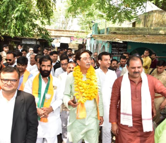 #Jhansi कचहरी परिसर व चिरगांव नगर में भाजपा प्रत्याशी अनुराग शर्मा का व्यापक जन संपर्क