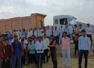 Jhansi पट्टा निरस्त के बाद भी दबंगई से बालू परिवहन कर रहे डम्परों को रोक किया प्रदर्शन